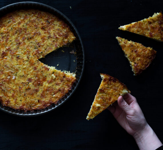 Gratin s bramborami, šunkou, vejci a cibulí