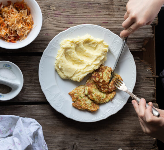 Cuketové placky s parmezánem a bramborovou kaší