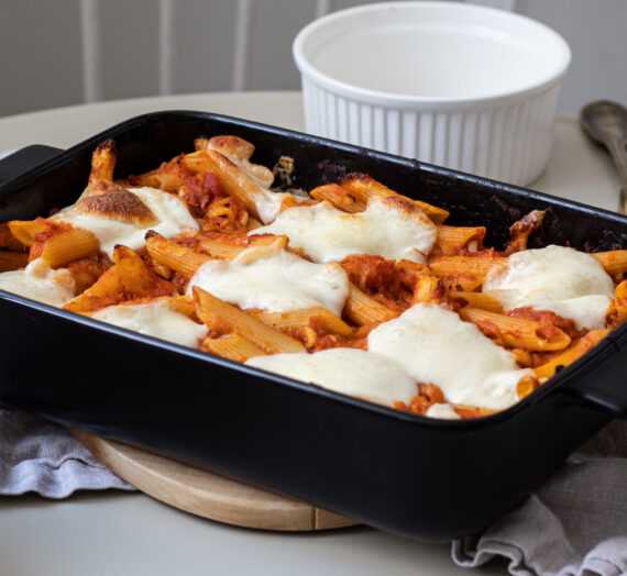 Zapečené těstoviny se zeleninovým ragú a mozzarellou