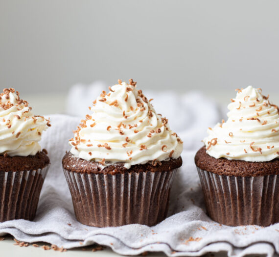 Čokoládové cupcakes s jahodovou náplní