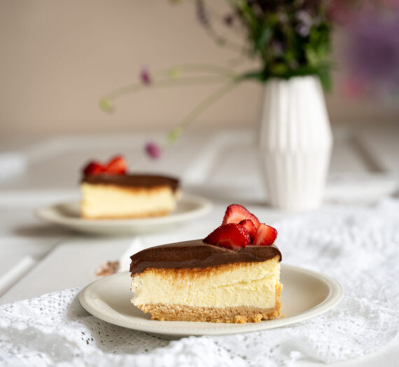 Cheesecake s čokoládou a jahodami