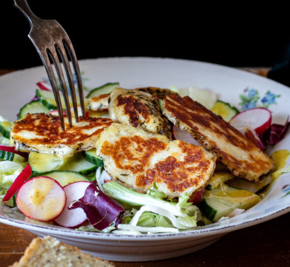Salát s grilovaným halloumi a křupavým chlebem Nominal