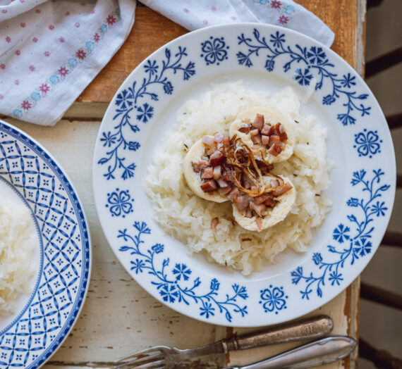 Bezlepkové bramborové knedlíky plněné uzeným masem a kedlubnové zelí